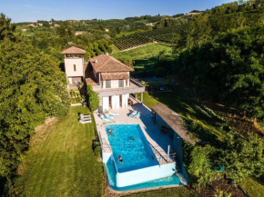 Villa Architetti Piemonte, Entire Private Villa with Infinity Pool and Poolhouse, 5 bedroom, six bathroom perfect for families and friends